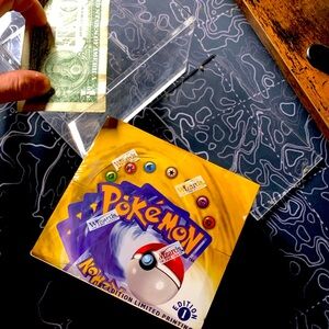 Sealed first edition, Pokémon TCG booster box sealed great condition VIEDO